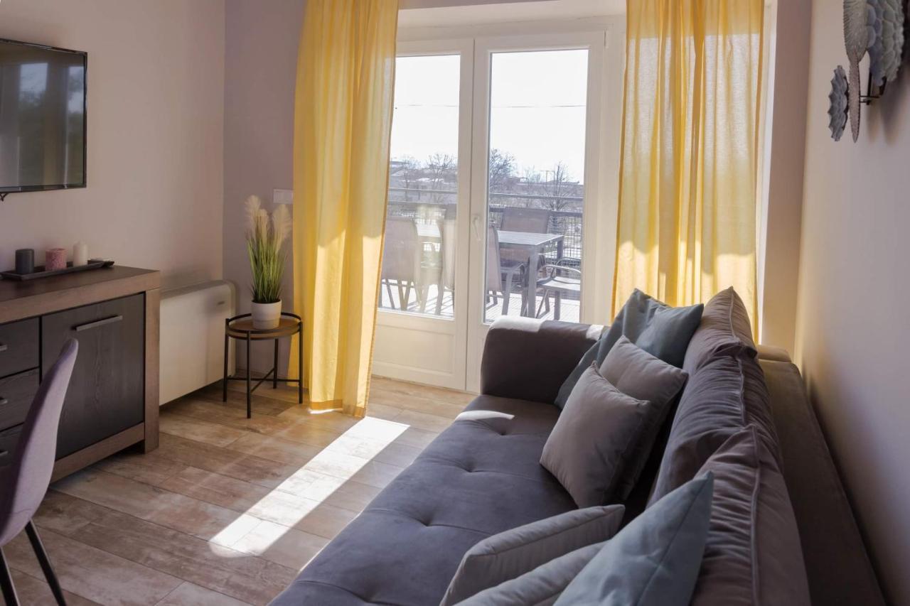 Balkon Apartmanhaz Panzio Balatonfured Ngoại thất bức ảnh