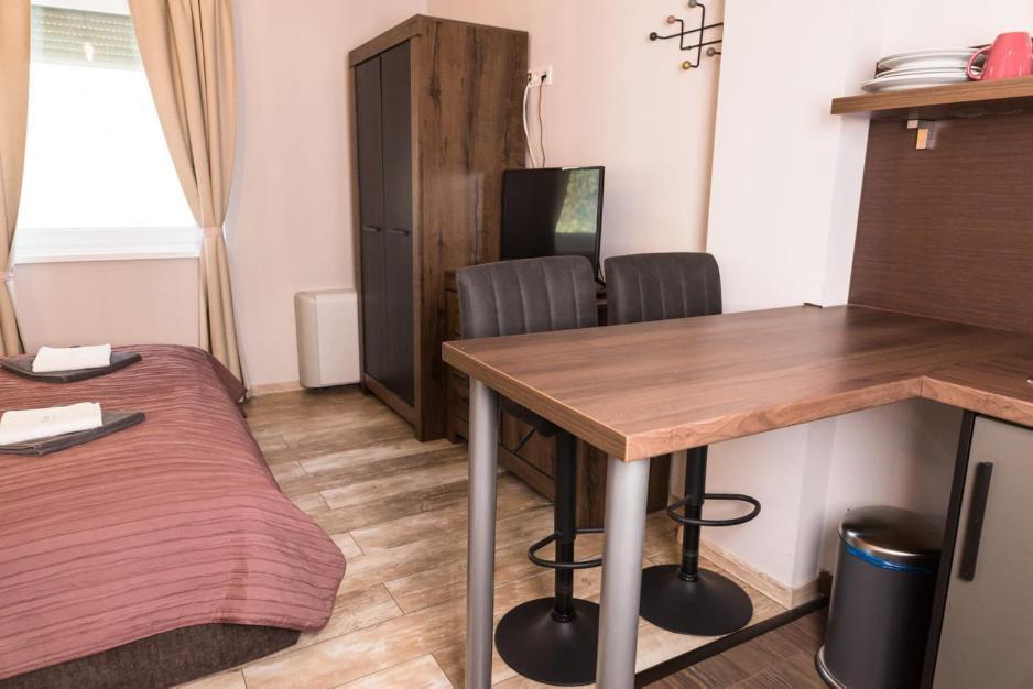 Balkon Apartmanhaz Panzio Balatonfured Ngoại thất bức ảnh