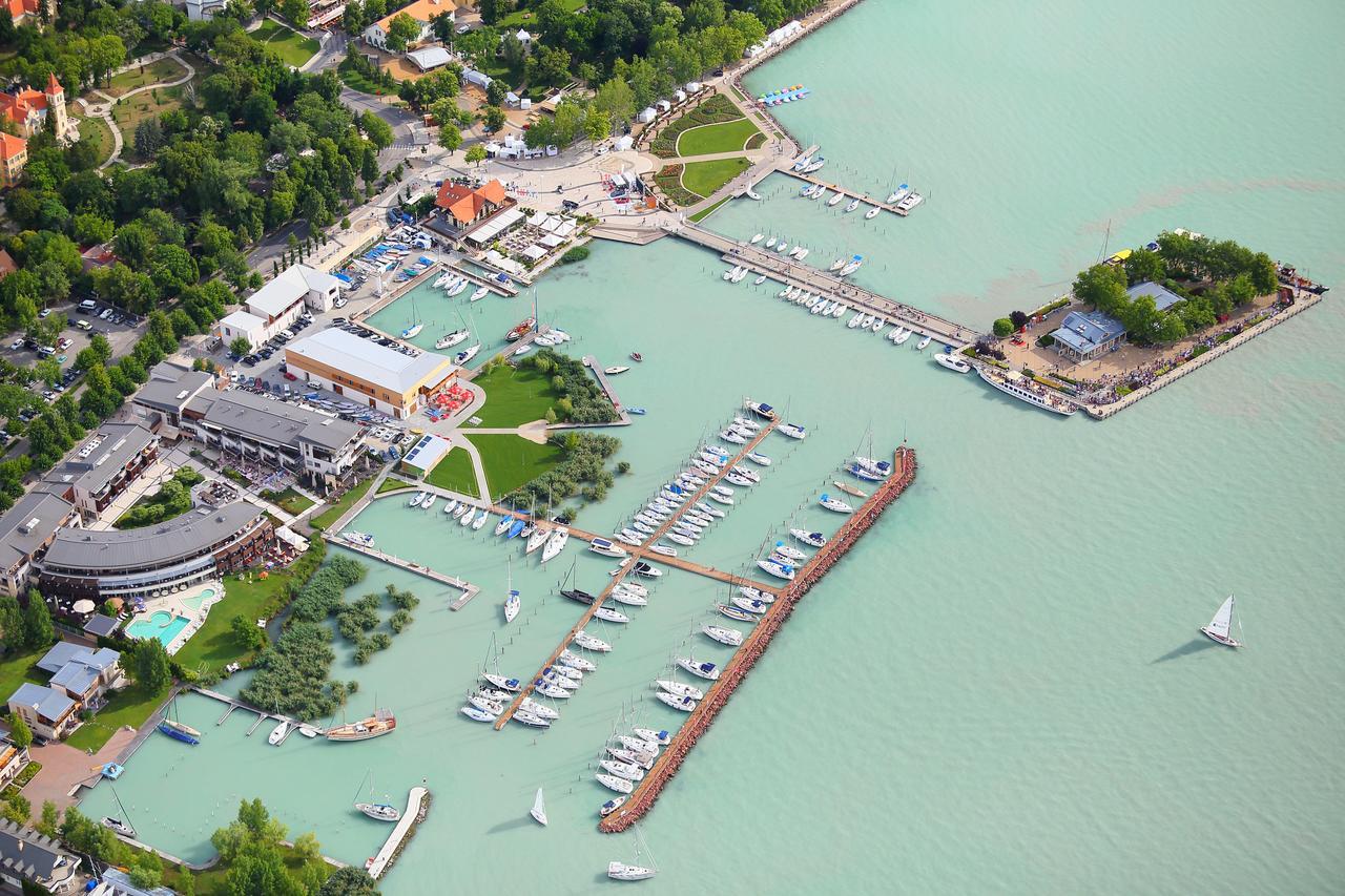 Balkon Apartmanhaz Panzio Balatonfured Ngoại thất bức ảnh