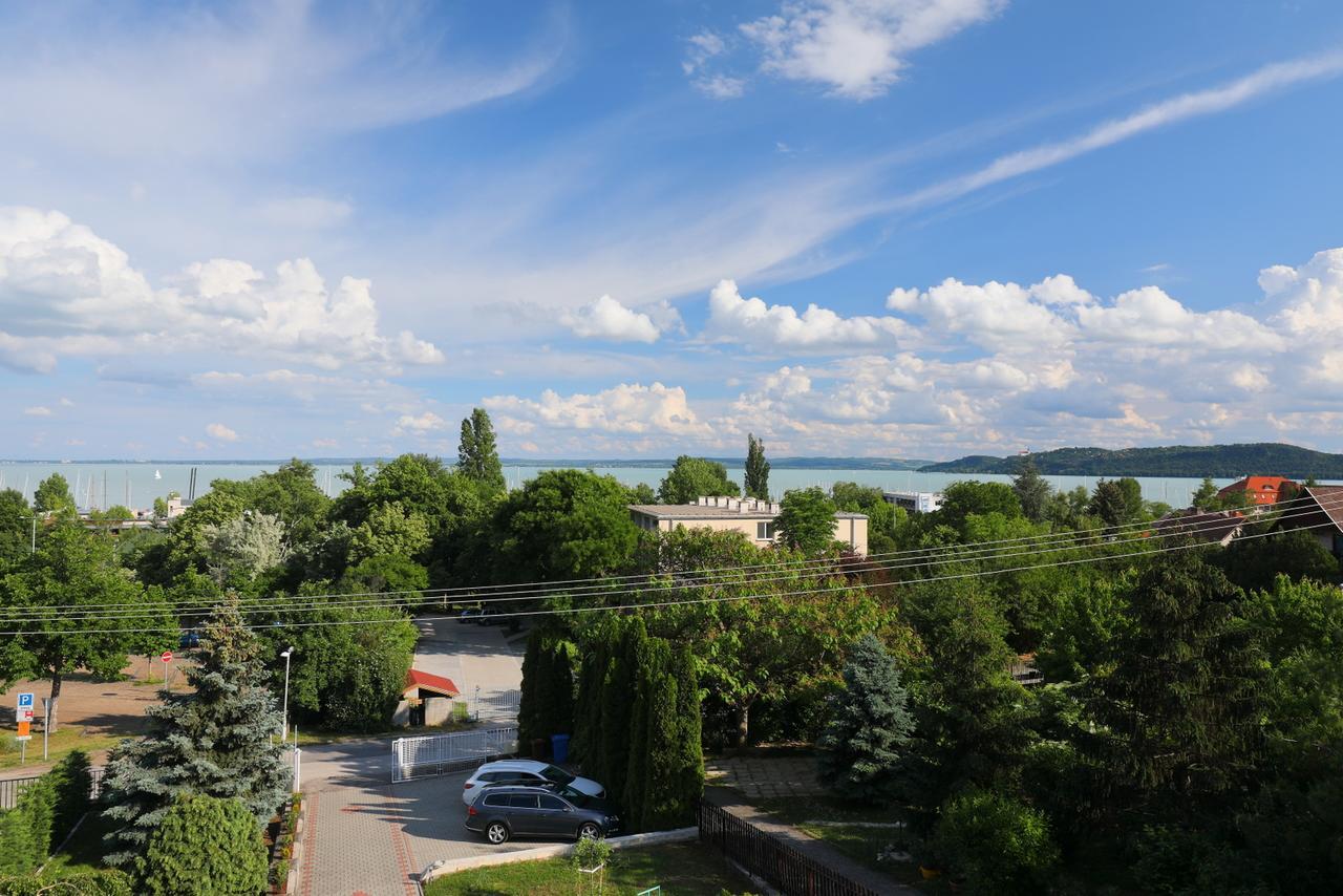 Balkon Apartmanhaz Panzio Balatonfured Ngoại thất bức ảnh